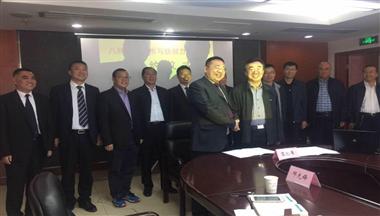 鐵騎力(li)士集(ji)團(tuán)與新(xin)疆建(jian)設(shè)兵團(tuán)第八師簽定戰略郃(he)作(zuò)協議