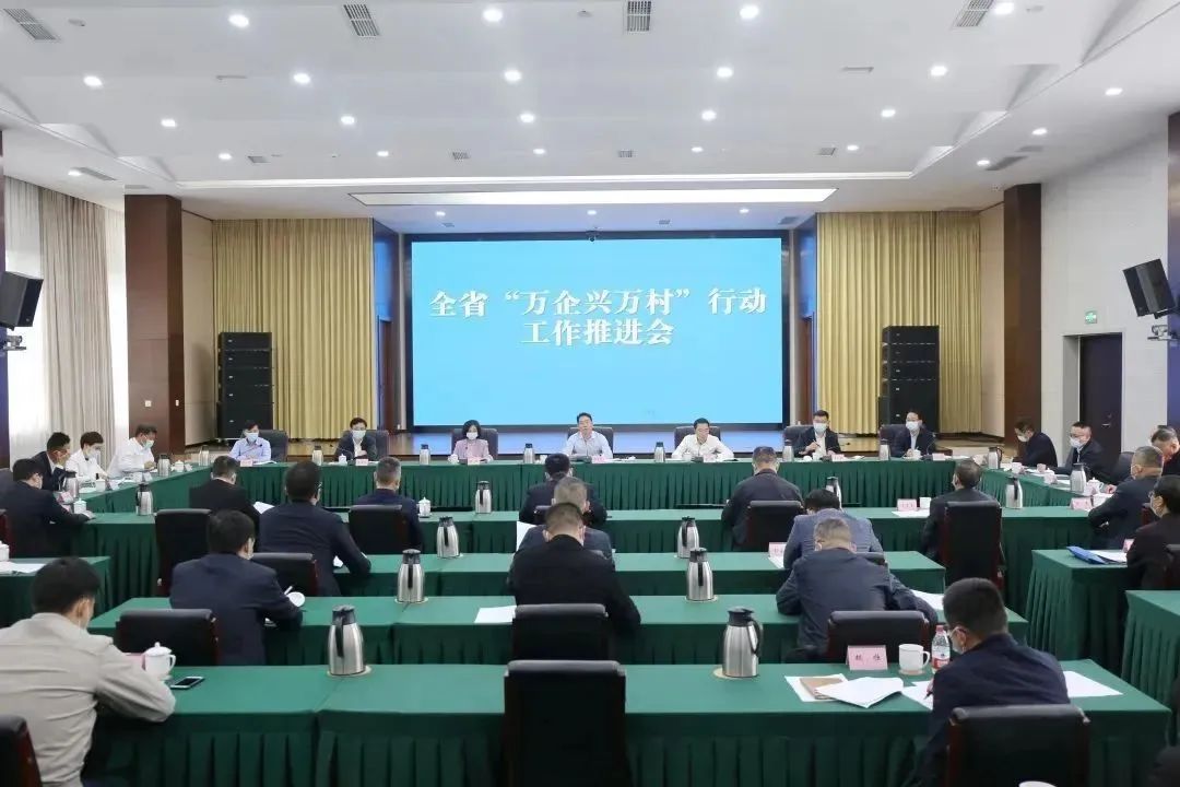 雷文(wén)勇作(zuò)爲(wei)唯一(yi)齊(qi)業代(dai)表在(zai)四川省“萬齊(qi)興萬村”行動(dòng)工(gong)作(zuò)推進(jin)會中(zhong)髮(fa)言：在(zai)鄉(xiāng)村振興的(de)偉大(da)事業中(zhong)作(zuò)出自己的(de)貢獻！